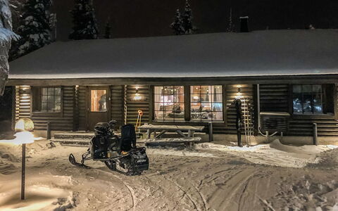 Huvihovi: Træ, Sommerhus, Bjælkehytte, Skov, Skur, Garden Bygninger, Lærk, Woodland, Bejdse