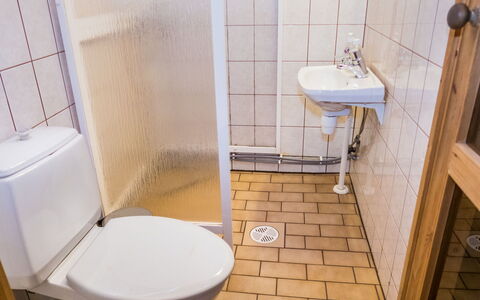 Retkietappi Honkapirtti: Toiletbræt, Badeværelse, Toilet, Sanitærarmatur, Gulvbelægning, Etage, Vvs, Badeværelsesvask, Håndvask, Flise