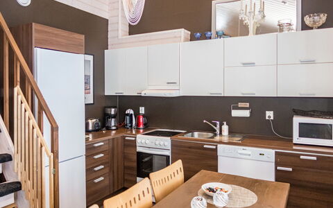 Saukkotupa: Møbel, Indretning, Gulvbelægning, Træ, Cabinetry, Køkken Apparat, Etage, Køkken, Countertop, Større Bandage