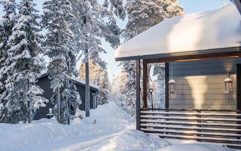 Saukkotupa: Græs, Hus, Sommerhus, Land Lot, Hjem, Estate, Lawn, Sidespor, Stuehus, Veranda