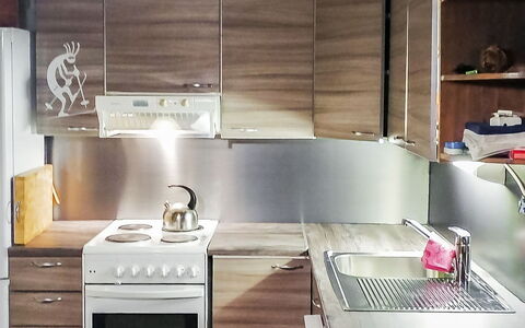 Salakolo 2: Køkken Apparat, Køkken, Større Bandage, Gulvbelægning, Træ, Countertop, Husholdningsapparat, Cabinetry, Møbel, Indretning