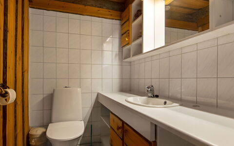 Rukaveska 4B: Badeværelsesvask, Væg, Gulvbelægning, Sanitærarmatur, Etage, Træ, Håndvask, Indretning, Badeværelse, Loft