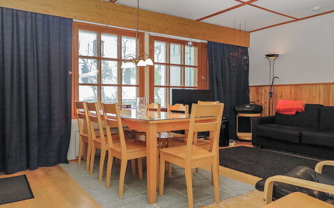 Saariselän Väärtin Kammi 1: Møbel, Indretning, Træ, Gulvbelægning, Loft, Etage, Lysarmatur, Bord, Belysning, Værelse