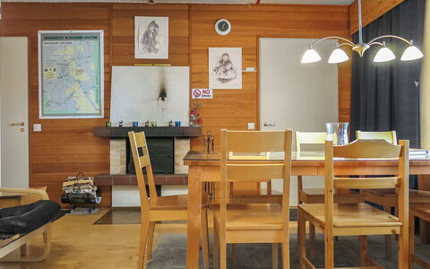 Saariselän Väärtin Kammi 1: Møbel, Indretning, Gulvbelægning, Etage, Væg, Stol, Træ, Bord, Loft, Værelse