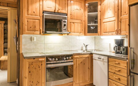 Operonmukka a 8: Køkken, Træ, Cabinetry, Større Bandage, Køkken Apparat, Countertop, Gulvbelægning, Indretning, Loft, Skab
