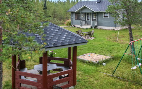 Ahonlaita: Træ, Tag, Have, Sommerhus, Garden Bygninger, Skygge, Backyard, Udendørs Struktur, Skur, Lawn