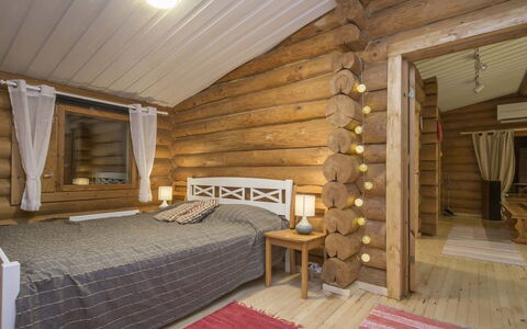 Pohosniemi: Møbel, Indretning, Træ, Gulvbelægning, Loft, Etage, Soveværelse, Seng, Værelse, Belysning
