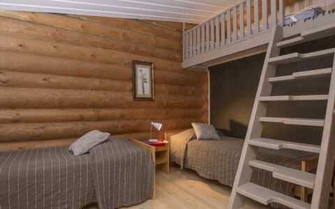 Pohosniemi: Træ, Etage, Gulvbelægning, Møbel, Indretning, Soveværelse, Seng, Loft, Værelse, Brun