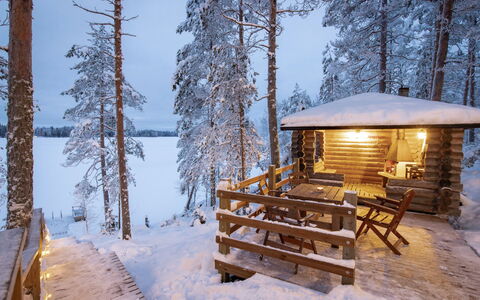 Kalliomökki: Træ, Sidespor, Sommerhus, Hus, Hjem, Planke, Garden Bygninger, Bjælkehytte, Hårdttræ, Veranda