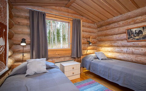 Papanmökki: Træ, Etage, Gulvbelægning, Loft, Hårdttræ, Bejdse, Soveværelse, Seng, Sengetøj, Trægulve