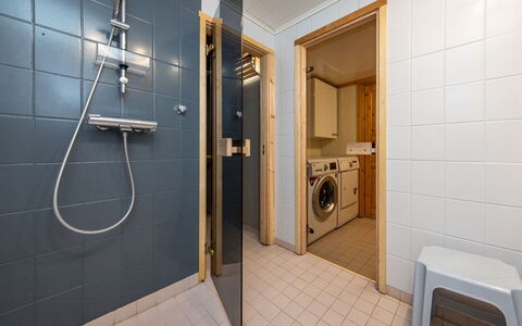 Papanmökki: Gulvbelægning, Etage, Væg, Indretning, Træ, Sanitærarmatur, Loft, Badeværelse, Belysning, Vvs