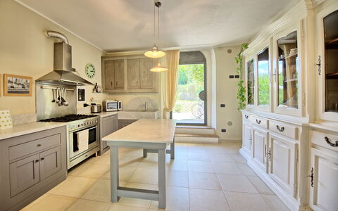 Villa Diletta: Countertop, Ejendom, Værelse, Møbel, Køkken, Cabinetry, Etage, Bygning, Indretning, Loft