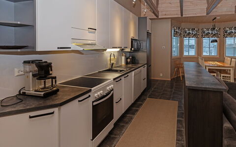 Rukan Taikavuosseli 12 a: Gulvbelægning, Køkken, Træ, Indretning, Countertop, Loft, Etage, Møbel, Lysarmatur, Belysning