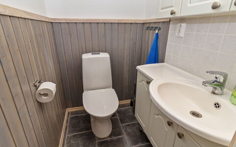 Rukan Taikavuosseli 12 a: Toiletbræt, Toilet, Sanitærarmatur, Badeværelse, Gulvbelægning, Etage, Håndvask, Badeværelsesvask, Indretning, Vvs