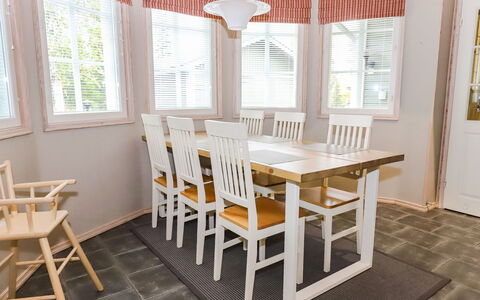 Rukan Taikavuosselin Helmi 8 a: Møbel, Indretning, Gulvbelægning, Etage, Træ, Stol, Bord, Loft, Lysarmatur, Spisestue