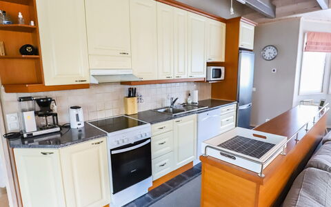 Rukan Taikavuosselin Helmi 8 a: Køkken Apparat, Køkken, Cabinetry, Countertop, Møbel, Større Bandage, Gulvbelægning, Indretning, Træ, Etage