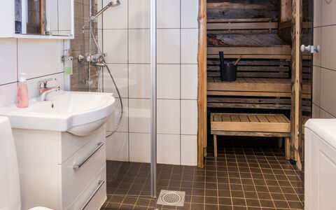 Karhulinna: Gulvbelægning, Etage, Træ, Sanitærarmatur, Indretning, Badeværelse, Vvs, Flise, Værelse, Kompositmateriale