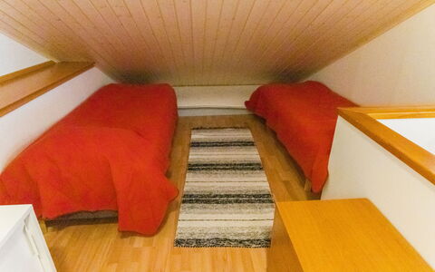 Tahko Ski Koivulantie: Gulvbelægning, Etage, Træ, Indretning, Loft, Værelse, Soveværelse, Seng, Møbel, Attic