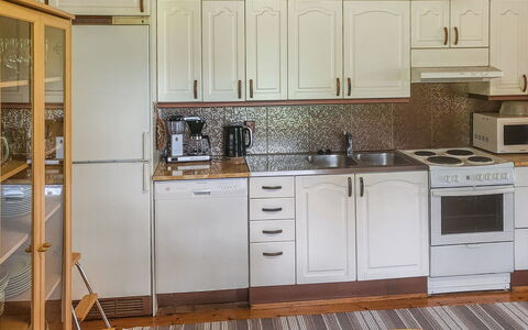 Ellilä: Køkken, Køkken Apparat, Countertop, Større Bandage, Cabinetry, Gulvbelægning, Møbel, Træ, Køkkenvask, Indretning