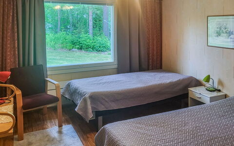 Ellilä: Etage, Gulvbelægning, Indretning, Soveværelse, Seng, Sengetøj, Bed Frame, Sengetøj, Hårdttræ, Bejdse