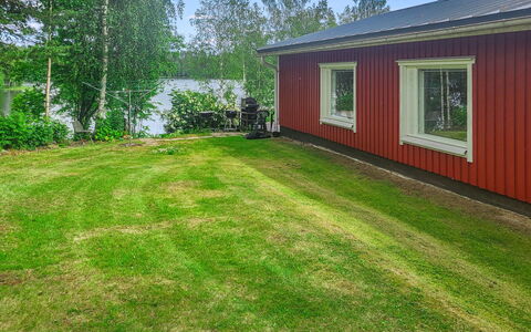 Ellilä: Græs, Land Lot, Lawn, Have, Sommerhus, Backyard, Bunddække, Gård, Stuehus
