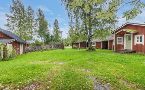 Tähdikki: Græs, Hus, Landdistrikt, Almindeligt, Sommerhus, Land Lot, Tag, Busk, Boligområde