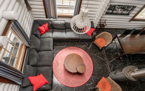 Villa Assi: Møbel, Indretning, Træ, Gulvbelægning, Etage, Belysning, Lejlighed, Stue, Loft, Hjem