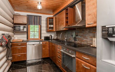 Villa Assi: Køkken, Gulvbelægning, Countertop, Køkken Apparat, Træ, Møbel, Indretning, Etage, Større Bandage, Cabinetry