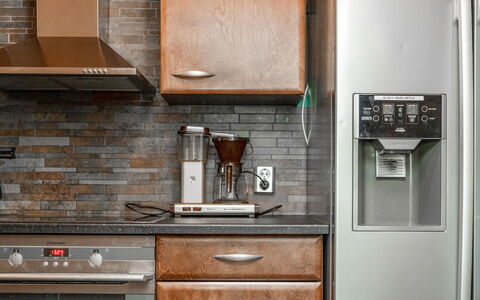 Villa Assi: Køkken Apparat, Køkken, Større Bandage, Husholdningsapparat, Cabinetry, Countertop, Træ, Køleskab, Gulvbelægning, Indretning