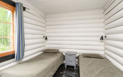 Villa Assi: Træ, Soveværelse, Hårdttræ, Seng, Bejdse, Bed Frame, Planke, Sengetøj, Sengetøj, Bjælkehytte