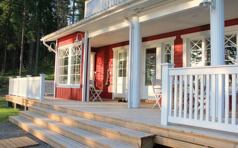Villa Kukkula: Træ, Veranda, Gulvbelægning, Etage, Dør, Dæk, Hårdttræ, Trægulve, Bejdse, Trappe