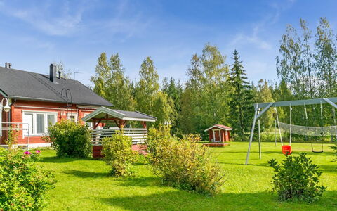 Lehtola: Have, Sommerhus, Lawn, Gård, Landscaping, Skygge, Backyard, Stuehus, Parkere, Stol