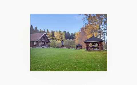 Karhunluola: Græs, Hus, Sommerhus, Land Lot, Hjem, Estate, Lawn, Sidespor, Stuehus, Veranda