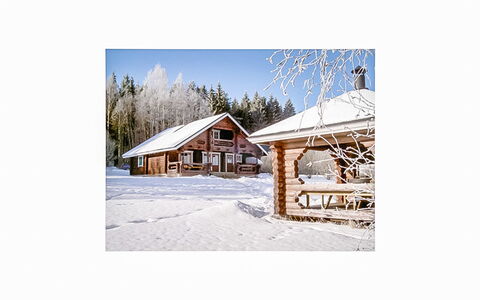 Karhunluola: Græs, Hus, Sommerhus, Land Lot, Hjem, Estate, Lawn, Sidespor, Stuehus, Veranda
