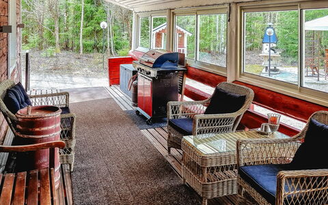 Minervahovi: Møbel, Indretning, Loft, Stol, Couch, Udendørs Møbler, Hårdttræ, Stue, Bejdse, Kaffebord
