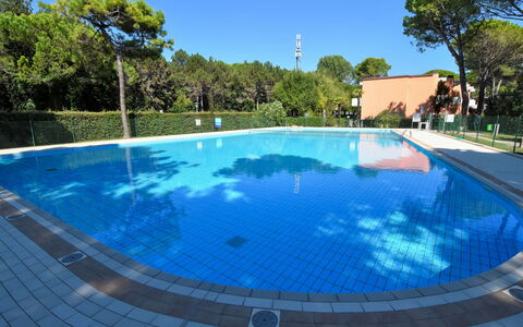 Bibione 380: Vand, Himmel, Daytime, Svømmepøl, Blå, Plante, Træ, Bygning, Natur, Azure