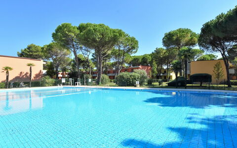 Bibione 380: Vand, Himmel, Bygning, Plante, Daytime, Ejendom, Svømmepøl, Azure, Træ, Skygge