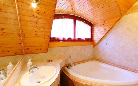 Albizia: Ejendom, Værelse, Badeværelse, Bygning, Indretning, Jacuzzi, Hus, Ejendom, Arkitektur, Badekar