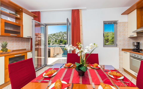 Villa Silvana: Bord, Møbel, Cabinetry, Dekoration, Orange, Bordservice, Blomst, Indretning, Stue, Etage