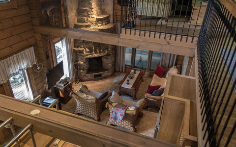Tahkonbalju: Møbel, Gulvbelægning, Indretning, Træ, Etage, Loft, Belysning, Couch, Stue, Hjem