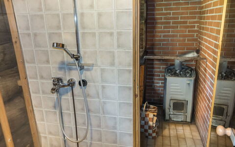Ukkohermanni: Træ, Gulvbelægning, Etage, Værelse, Vvs, Flise, Bejdse, Sanitærarmatur, Hårdttræ