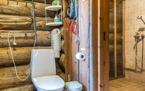 Ukkohermanni: Træ, Gulvbelægning, Sanitærarmatur, Etage, Indretning, Toiletbræt, Loft, Værelse, Vvs, Badeværelse
