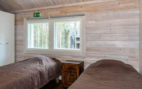 Atrin Suvanto a: Træ, Sommerhus, Bjælkehytte, Skov, Skur, Garden Bygninger, Lærk, Woodland, Bejdse