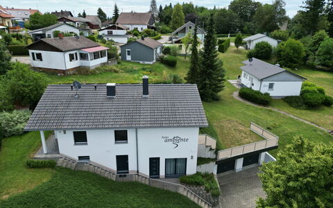 Ambiente: Plante, Bygning, Ejendom, Vindue, Sky, Himmel, Træ, Hus, Land Lot, Biome