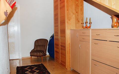 Vergeletto 100: Værelse, Møbel, Ejendom, Etage, Hus, Indretning, Kommode, Væg, Cabinetry, Trappe