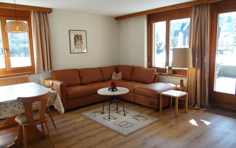 Blumenweg 6: Møbel, Indretning, Gulvbelægning, Couch, Træ, Etage, Bord, Stue, Lejlighed, Værelse