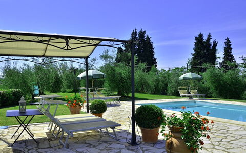 Villa Buonaparte: Ejendom, Gårdhave, Skygge, Ejendom, Backyard, Gård, Bygning, Landscaping, Hus, Have