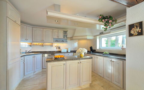 Vista Panorama: Værelse, Countertop, Ejendom, Køkken, Cabinetry, Møbel, Bygning, Indretning, Etage, Gul