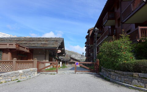 Tignes 396: Stad, Himmel, Bygning, Arkitektur, Bjerg, Gade, Hus, Turisme, Vej, Kvarter