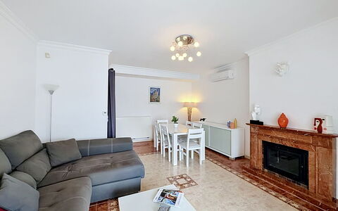 Requesens: Møbel, Indretning, Gulvbelægning, Couch, Etage, Loft, Stue, Værelse, Television, Bord